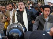 شباب مصري يواجه قوات الأمن المصري