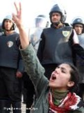 فتاة مصرية ترفع شارات النصر أمام أنظار قوات الأمن