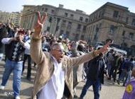 متظاهر مصري يرفع شارات النصر .AP