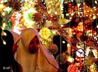 Two Muslim women on a Singapur bazaar during Ramadan (photo: AP)