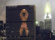 AIDS bow at the UN building in New York (photo: AP)