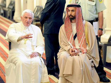 البابا في زيارة إلى الأردن وإلى جانب الأمير غازي بن طلال 