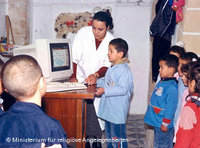 معلمة في حوار مع فتيات وفتيان بإحدى الكتاتيب في مدينة بنزرت بالشمال التونسي الصورة دويتشه فيله 
