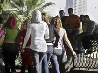 شباب مصريون يعاكسون شابات مصريات في القاهرة، الصورة: اأ.ب