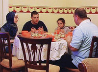 أجواء عائلية خاصة في رمضان تسود العالم الإسلامي 