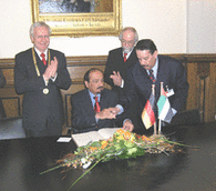 Prof. Grüske, director of the University of Erlangen, His Highness Sheikh Humaid Bin Rashid Al Nuaimi, Ruler of Ajman, assistant director Prof. Bobzin, and a member of the delegation during a signing ceremony of the official guest book at the University of Erlangen (photo: private)