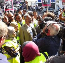 Lutfur Rahman während der anti-EDL Kundgebung; Foto: Joseph Burke