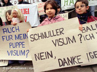 طلاب أتراك يتظاهرون ضد قوانين الإقامة أمام مدارسهم في هامبورغ 