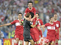المنتخب التركي محتفيا بفوزه على كرواتيا، الصورة: أ.ب