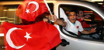 احتفاء بفوز تركيا على تشيكيا، الصورة: أ.ب