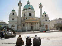أتراك جالسون أمام كنيسة القديس شارل الشهيرة بفيينا؛ الصورة: د ب أ