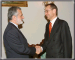 السفير السويسري السابق في طهران تيم غولديمان مع وزير خارجية إيران السابق كامل خرازي 2004، الصورة: mfa.gov.ir