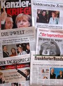 مختلف الصحف الألمانية تتحدث عن نتائج الانتخابات البرلمانية الألمانية التي أُجريت في 19 سبتمبر 2005، الصورة: أ ب