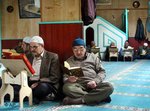 أتراك يقرأون القرآن في إحدى مساجد برلين، الصورة: أ ب