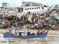قوارب محطمة بسبب التسونامي في إندونيسيا، الصورة: د ب أ