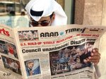 كويتي يقرأ صحيفة، الصورة: أ ب