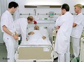 طبيب في زيارة لمريض في مستشفى ألماني، الصورة: د ب أ