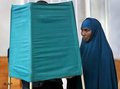 إمرأة مسلمة سويدية تشترك في التصويت على االانضمام إلى الاتحاد الأوربي، الصورة: أ ب