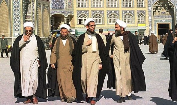 رجال دين ايرانيين في مدينة قم الصورة د ب ا