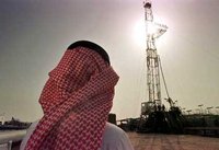 سعودي أمام أحد حقول النفط