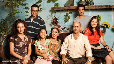 أسرة مسلسل شغل عرب، الصورة دويتشه فيله/ ليندا منوحين