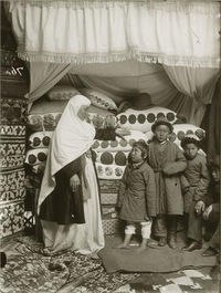 امرأة كازاخية مع ثلاثة أطفال في خيمة تقليدية، الصورة صموئيل دودين