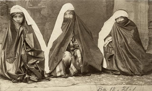 نساء بملابس إيرانية التقطت الصورة قرابة عام 1900 بعدسة مصور غير معروف