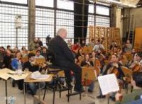 العازفون يتدربون مع المايسترو في قاعة الأوبرا البرلينية