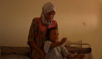 الأم مع ابنها سري، مشهد من الفيلم، الصورة: iraqinfragments.com