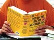 تلميذ مصري يقرأ قي كتاب لتعليم قواعد الكتابة الألمانية، الصورة: دويتشه فيلله