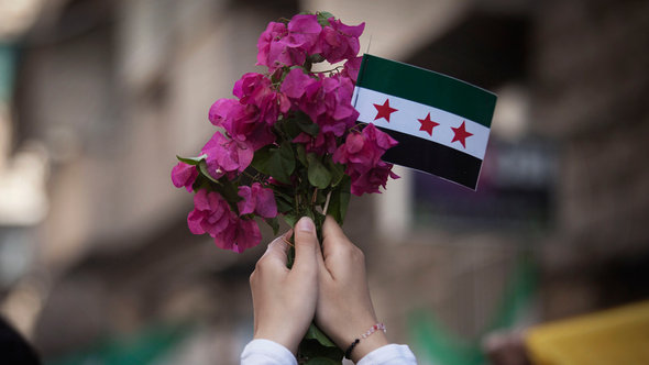 Blumen und Fahne des 'Freien Syriens'; Foto: AP