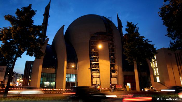 Cologne's Central Mosque: Row over the height of the minaret towers