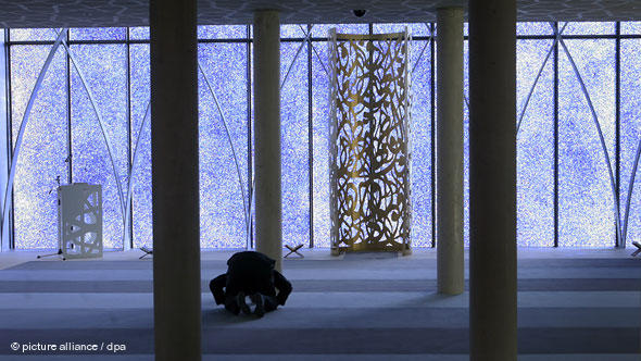 The prayer hall of the mosque in the upper Bavarian town of Penzberg, which was built in 2006, is bathed in a blue light from the shimmering façade made from thousands of glass fragments.