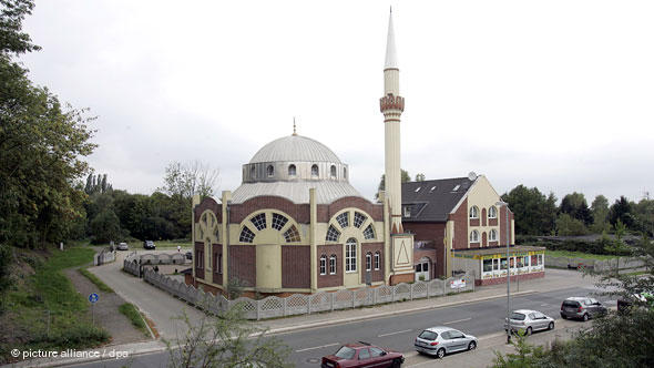 In 1995, arsonists attacked the provisional house of prayer serving Turkish Muslims in the Essen district of Katernberg. The campaign for the construction of a new mosque was supported by many committed members of the public.