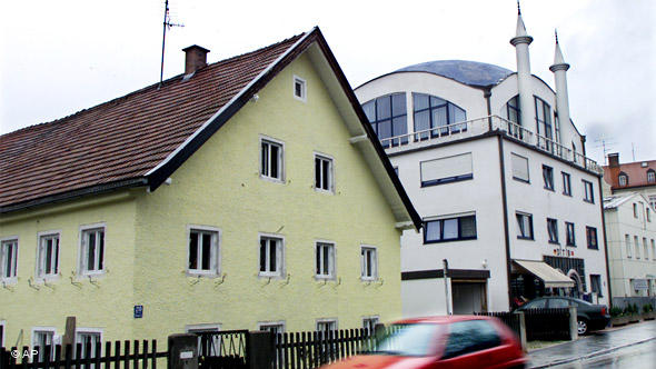 In 1999, a mosque was built for the growing Turkish population alongside a former farmhouse in the Munich suburb of Pasing.