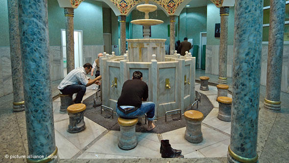 Washing is of central importance to the Muslim prayer ritual. The Yavuz Sultan Selim Mosque in Mannheim has an especially beautiful room for this purpose. The prayer house is an architectural synthesis of old and new.