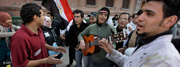 ...während sich seine Landsleute nicht davon abhalten lassen, Revolutionslieder zu singen; Foto: AP