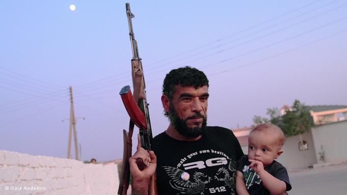 Libyscher Oppositionskämpfer mit Kind: Die Kämpfer werden während der Auseinandersetzungen von ihren Familien mit den notwendigsten Mitteln und Nahrung versorgt; Foto: DW/Gaia Anderson