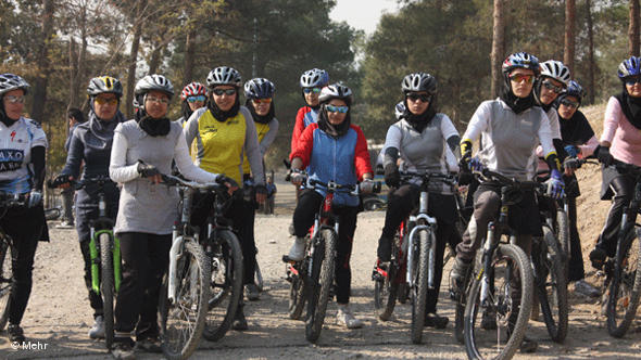 Mountainbike-Fahrerinnen; Foto: DW/Mehr