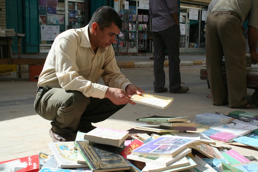 Bücher nehmen mitunter ihre eigenen Wege. In den 1960er und Anfang der 1970er Jahre war die Al-Mutanabbi-Straße eine Bühne politischer Konflikte zwischen verschiedenen Kräften, in erster Linie zwischen Kommunisten und Panarabisten; Foto: Munaf al-Said
