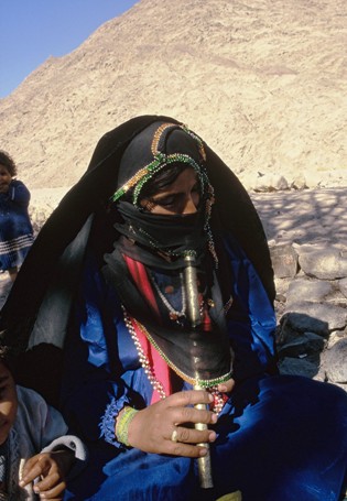 Beduina beim Flötespielen