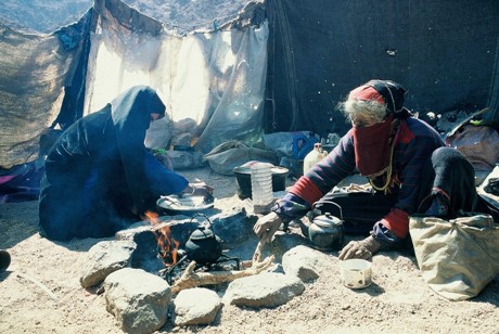 Beduinen-Frauen bereiten Tee zu