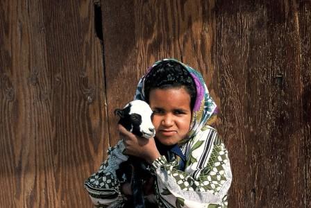Beduinenmädchen mit kleinem Zicklein