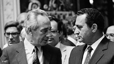 12سبتمبر/ ايلول 1986: مبارك برفقة رئيس الوزراء الإسرائيلي آنذاك شمعون بيريز