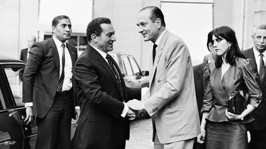 16 يوليوز/تموز 1986: مبارك في زيارة رسمية لباريس ويستقبله الوزير الأول الفرنسي آنذاك وعمدة باريس جاك شيراك
