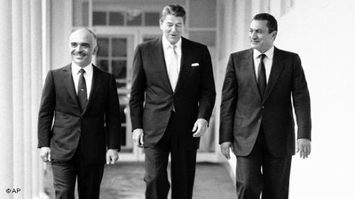 14 فبراير/ شباط 1984:الرئيس حسني مبارك في البيت الأبيض صحبة الرئيس الأمريكي الراحل رونالد ريغن والملك الأردني الراحل الحسين بن طل