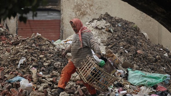 عامل نظافة في القاهرة. Getty Images