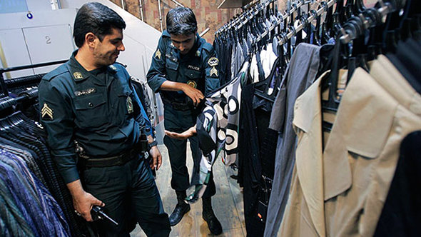 Polizei begutachtet Kleidungsstücke in einer Boutique in Teheran; Foto: ISNA 