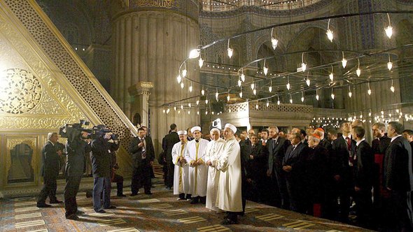 Papst Benedikt XVI. besucht die Blaue Moschee in Istanbul, November 2006; Foto: EPA/Patrick Hertzog