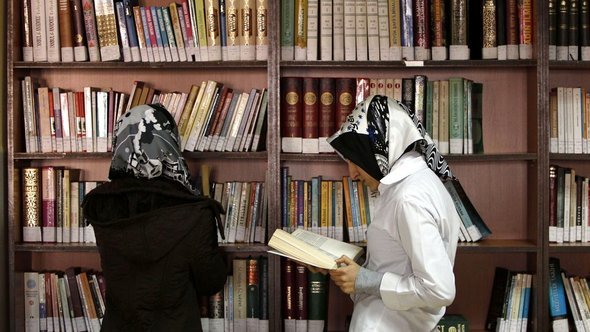 فتيات تركيات في إحدى مكتبات العلوم الإسلامية في اسطنبول. رويترز